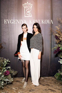 Евгения Крюкова с дочкой Дуней Каревой на показе Evgeniya Kryukova Осень 2018 Couture